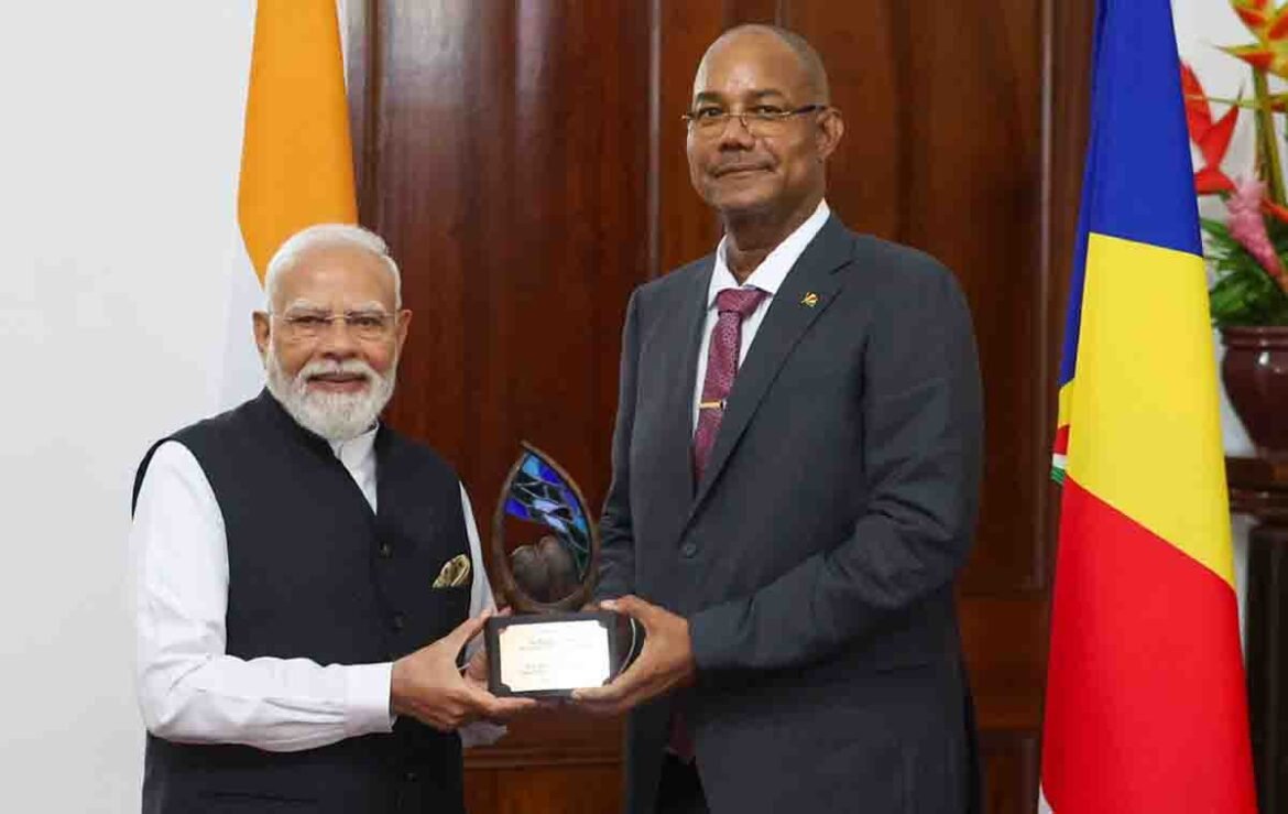 सेशेल्स में गार्डियन ऑफ द ब्लू होराइजन सम्मान प्राप्त करते प्रधानमंत्री नरेंद्र मोदी