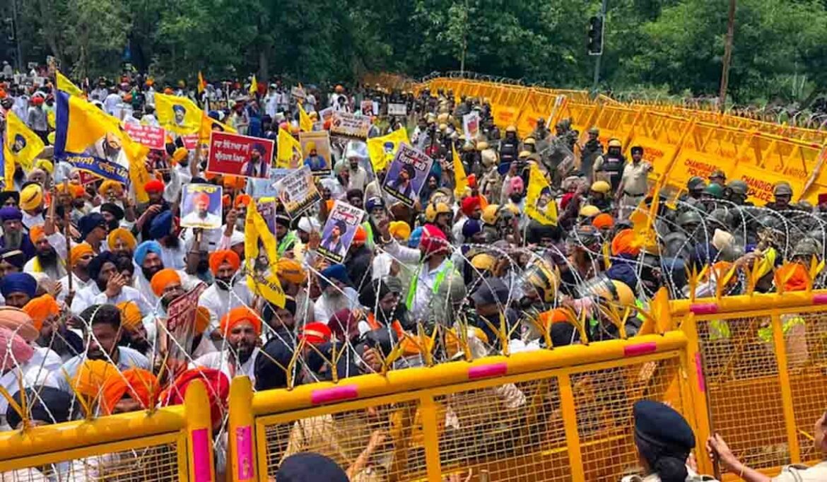चंडीगढ़ में अमृतपाल सिंह की रिहाई की मांग को लेकर प्रदर्शन करते समर्थक