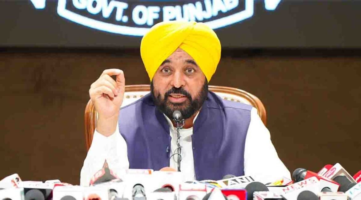 मुख्यमंत्री भगवंत सिंह मान निजी स्कूल फीस रेगुलेशन ऑर्डिनेंस 2026 की जानकारी देते हुए