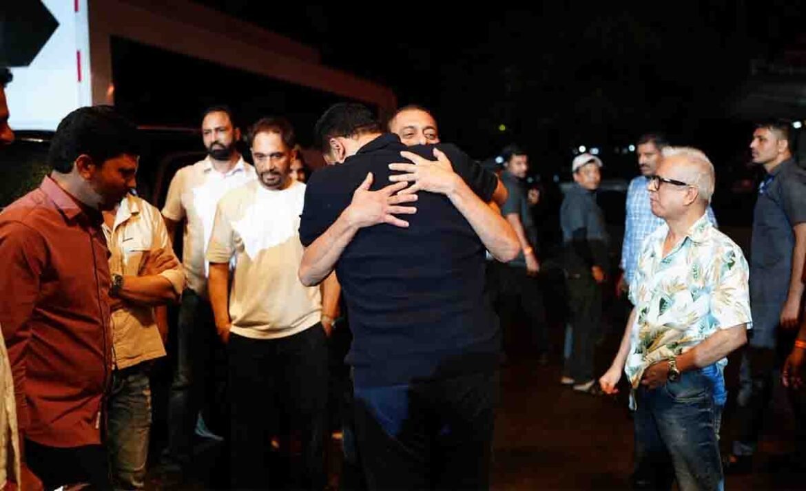 SVC63 के सेट पर वामसी पैदिपल्ली को गले लगाते सलमान खान