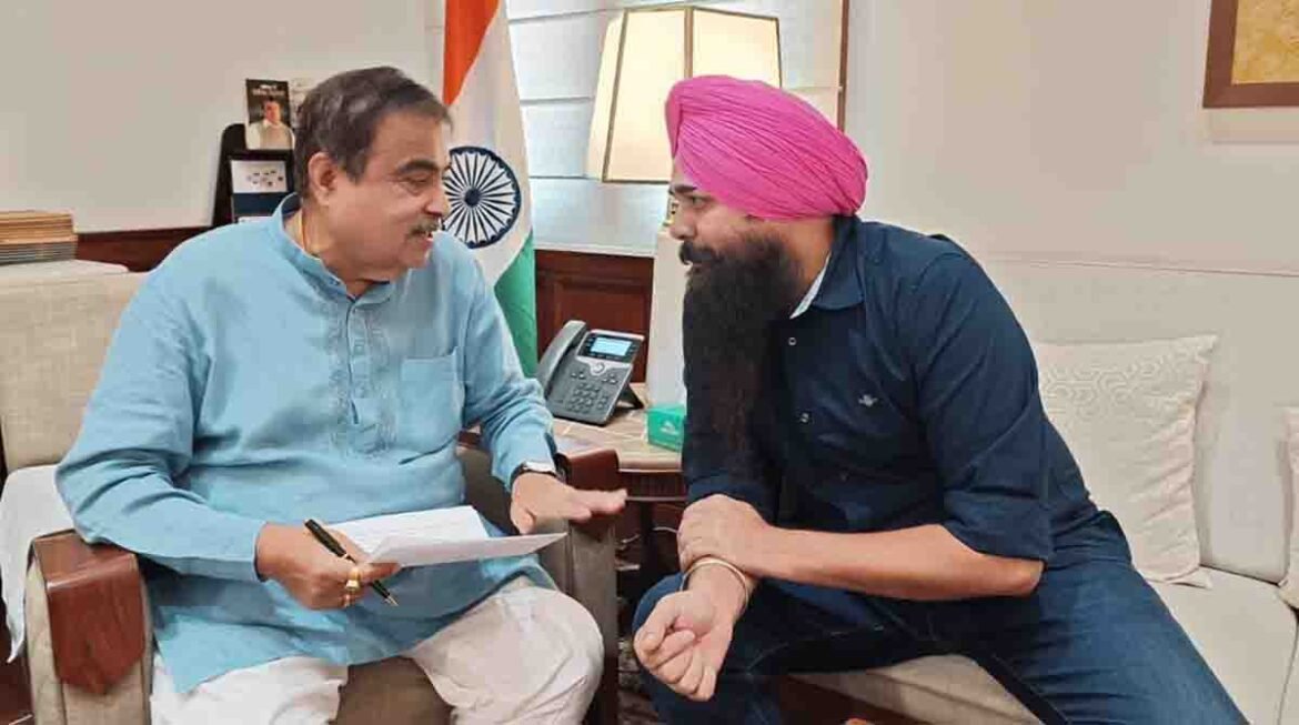 केंद्रीय मंत्री नितिन गडकरी से मुलाकात करते सांसद मालविंदर सिंह कंग
