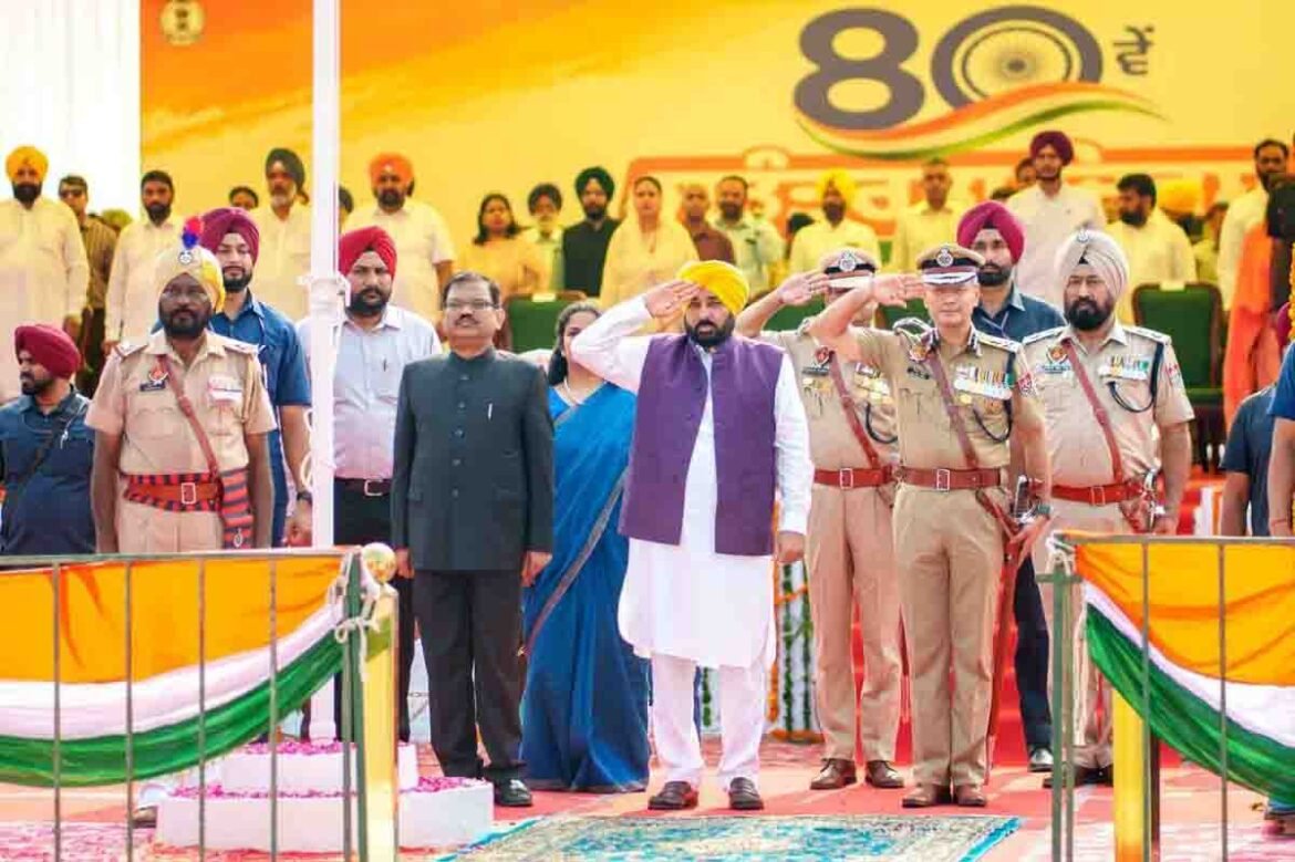 फिरोजपुर में आज़ादी दिवस समारोह के दौरान राष्ट्रीय ध्वज फहराते मुख्यमंत्री भगवंत सिंह मान
