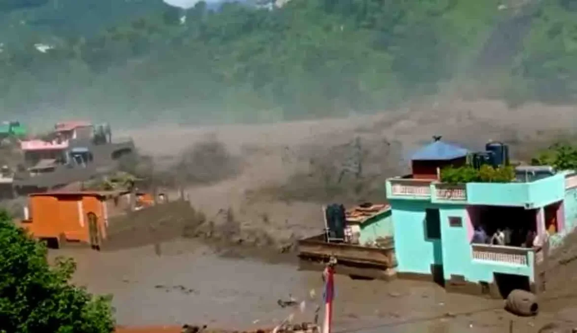 नेपाल में बाढ़ प्रभावित क्षेत्र में राहत और बचाव अभियान चलाते सुरक्षाकर्मी
