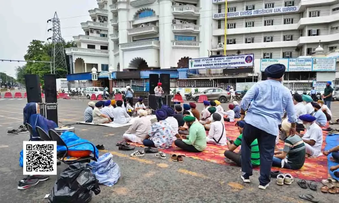 जालंधर के गुरु नानक मिशन चौक में पंजाब बंद के दौरान शबद कीर्तन करती सिख संगत