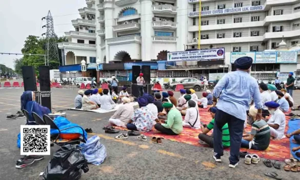 जालंधर के गुरु नानक मिशन चौक में पंजाब बंद के दौरान शबद कीर्तन करती सिख संगत