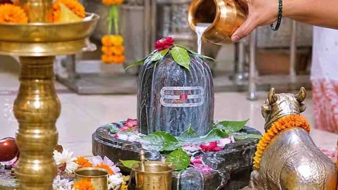 सावन सोमवार 2026 पर भगवान शिव की पूजा करते श्रद्धालु