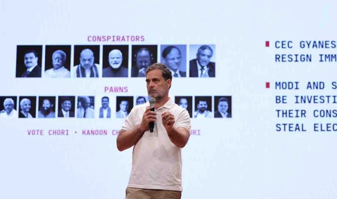 प्रेस कॉन्फ्रेंस के दौरान Rahul Gandhi