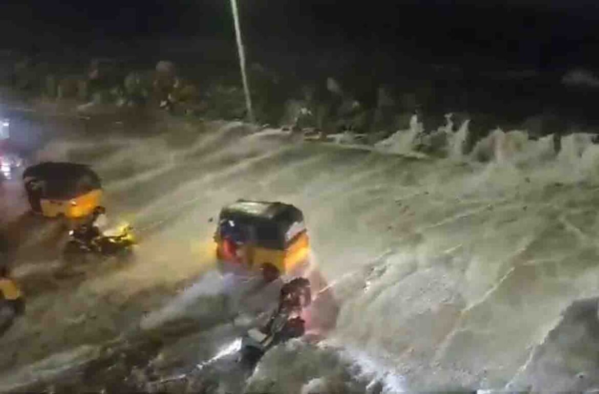 चक्रवाती तूफान के दौरान समुद्र में उठती ऊंची लहरें और घने बादल