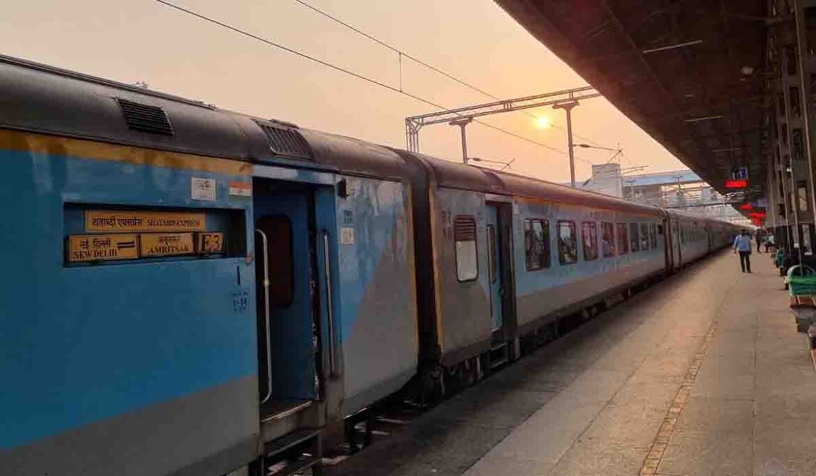 दिल्ली जाने वाली रद्द ट्रेनों की सूची में अमृतसर-नई दिल्ली शताब्दी सहित कई रेल सेवाएं शामिल