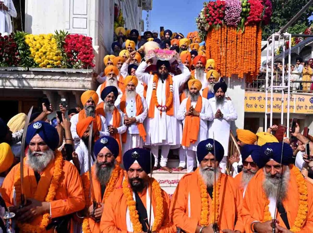 श्री गुरु रामदास जी के प्रकाश पर्व पर श्री अकाल तख्त साहिब से सजाया गया नगर कीर्तन