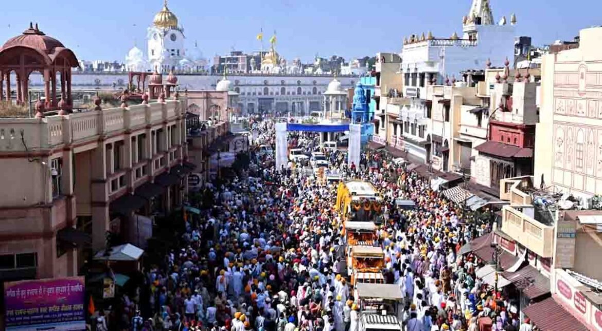 श्री गुरु रामदास जी के प्रकाश पर्व पर श्री अकाल तख्त साहिब से सजाया गया नगर कीर्तन