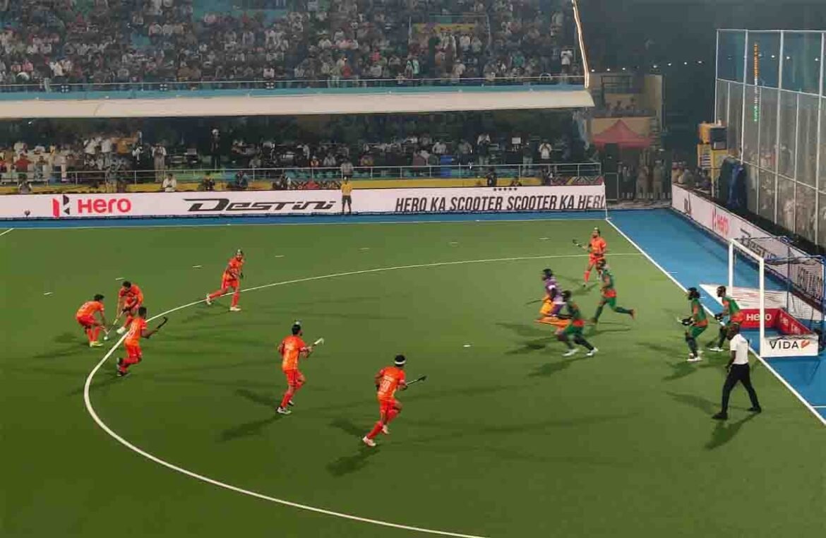 जालंधर में बांग्लादेश के खिलाफ मुकाबले के दौरान भारतीय पुरुष हॉकी टीम के खिलाड़ी