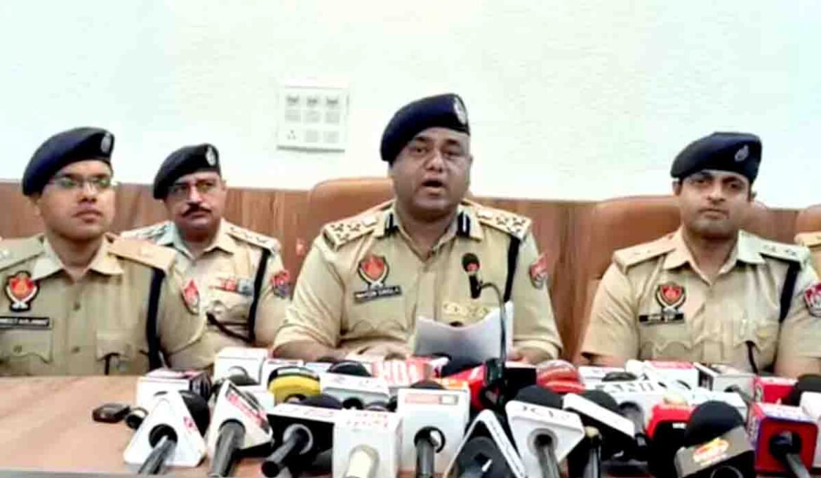 LPU हिंसा मामले पर प्रेस कॉन्फ्रेंस में जानकारी देते DIG नवीन सिंगला