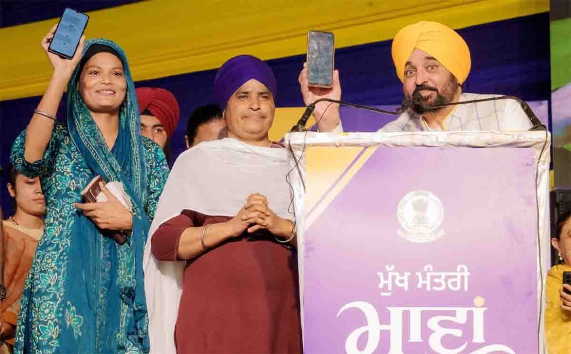मुख्यमंत्री भगवंत सिंह मान खडूर साहिब में आयोजित कार्यक्रम को संबोधित करते हुए